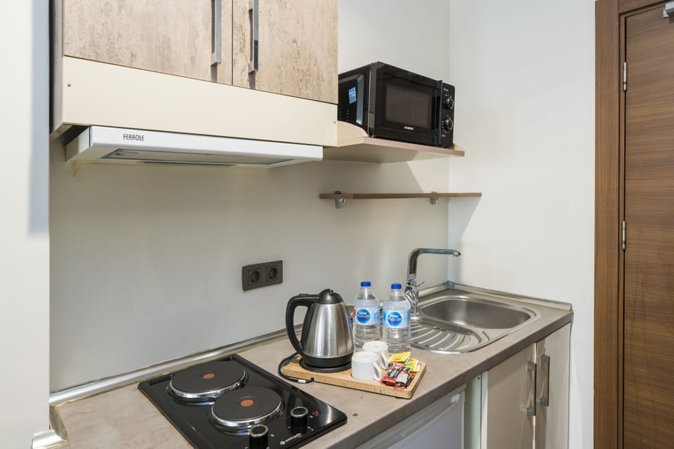 Deluxe Studio Suite | Premium bedding, in-room safe, desk, laptop workspace