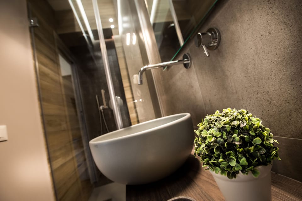 Standard Single Room (Maqueda) | Bathroom | Shower, rainfall showerhead, free toiletries, bathrobes