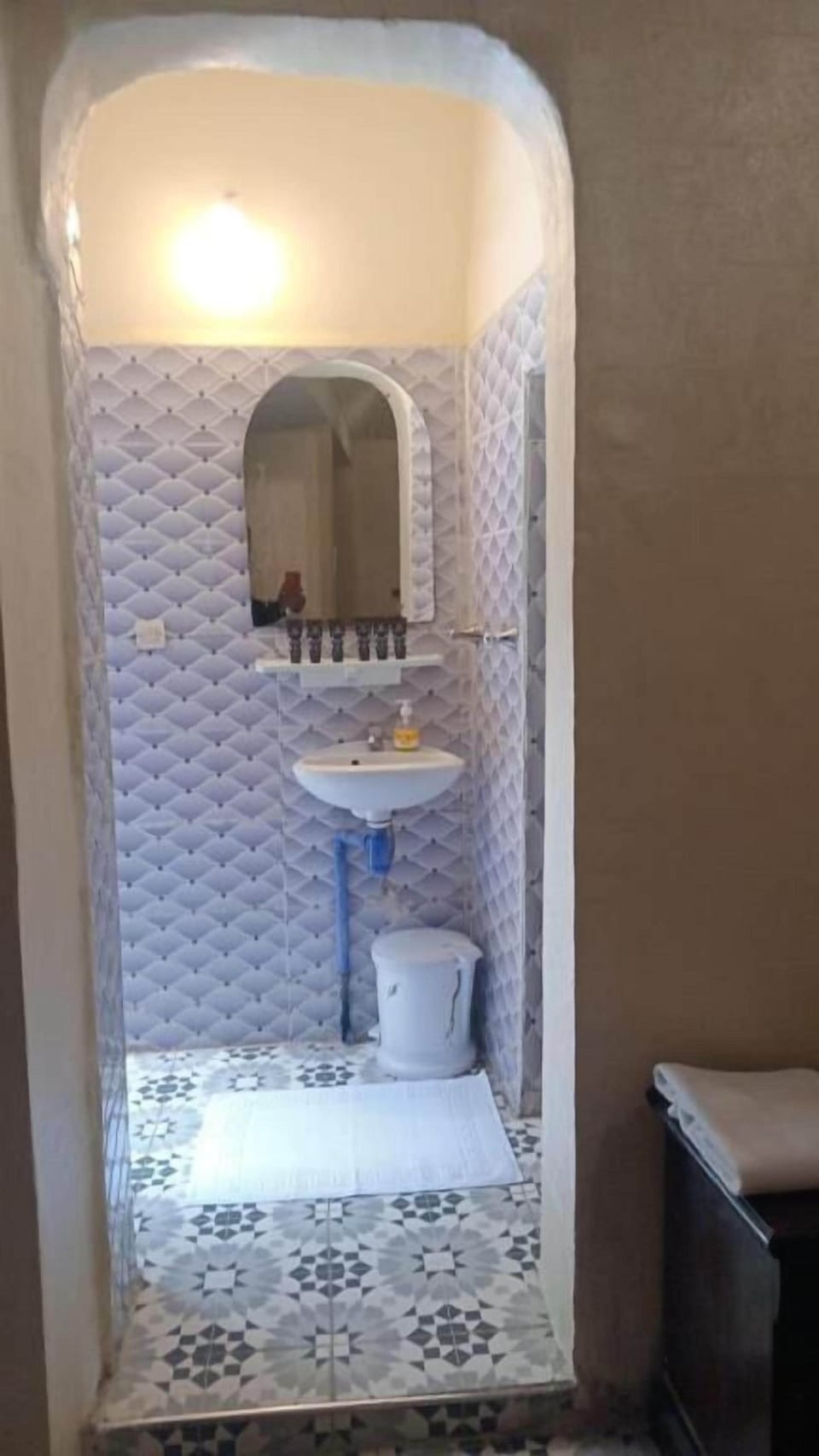 Classic Quadruple Room | Bathroom | Shower, rainfall showerhead, free toiletries, hair dryer