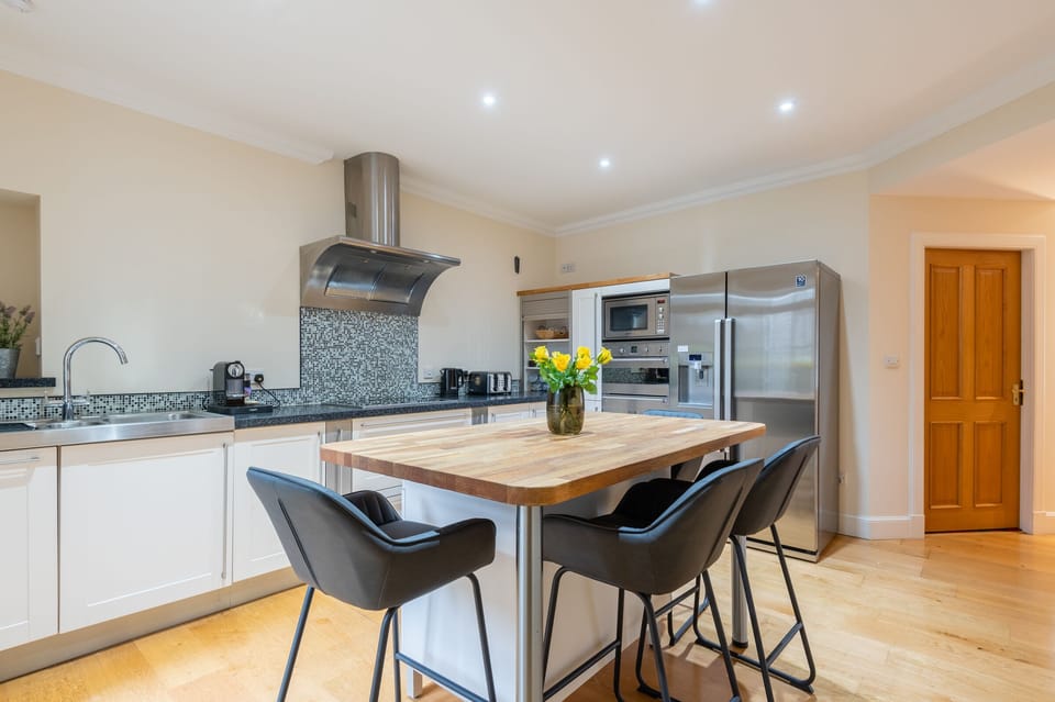 Apartment, Private Bathroom (2 Bedroom) | Shared kitchen | Kitchen island