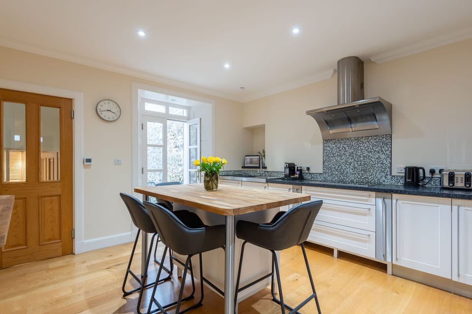 Apartment, Private Bathroom (2 Bedroom) | Shared kitchen | Kitchen island