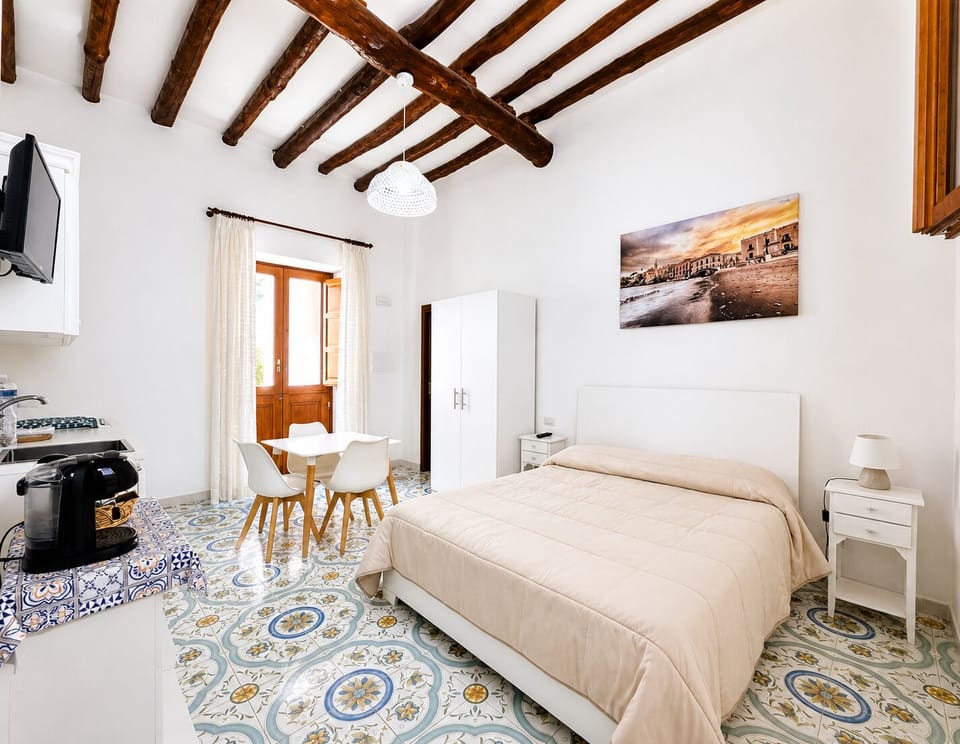 Standard Studio | Desk, laptop workspace, free WiFi, bed sheets