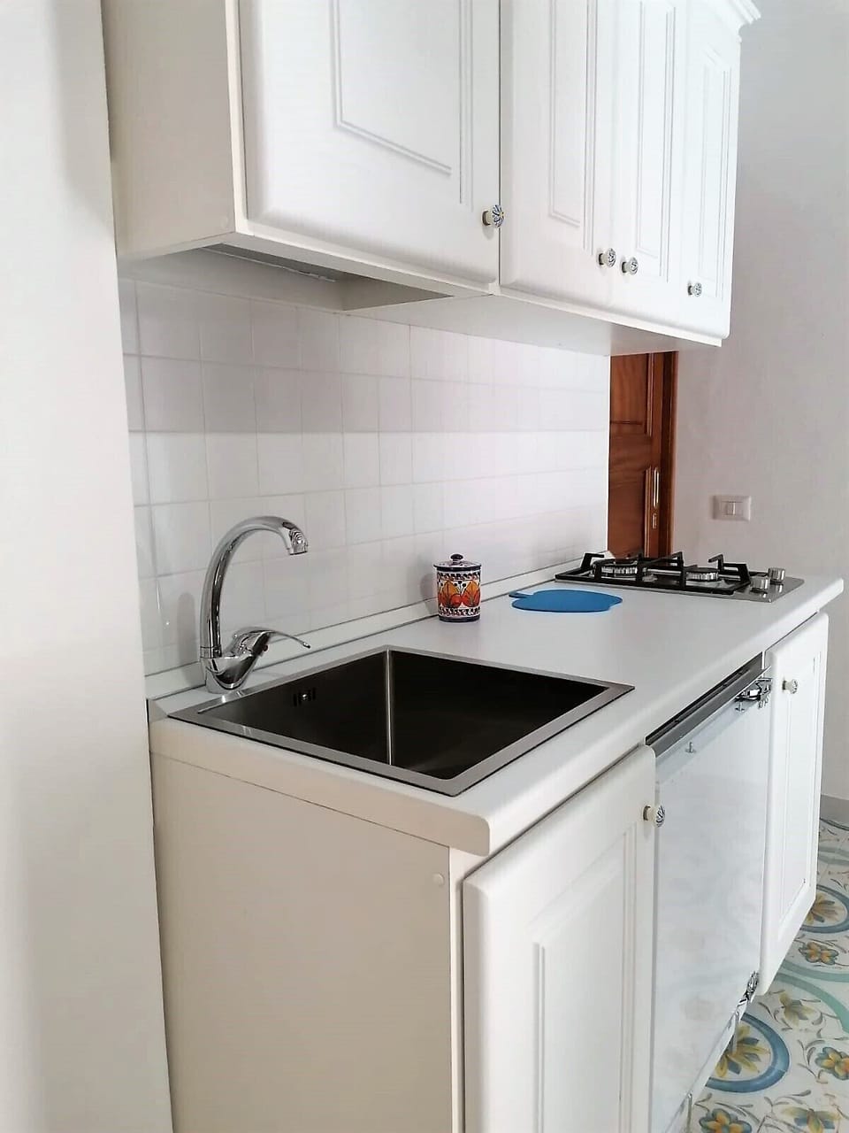 Standard Studio | Private kitchen | Full-size fridge, stovetop, espresso maker, coffee/tea maker