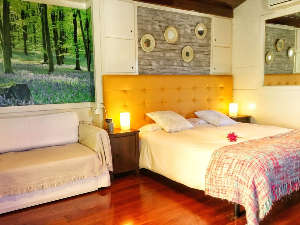 Premium Suite | Minibar, free cribs/infant beds, rollaway beds, free WiFi