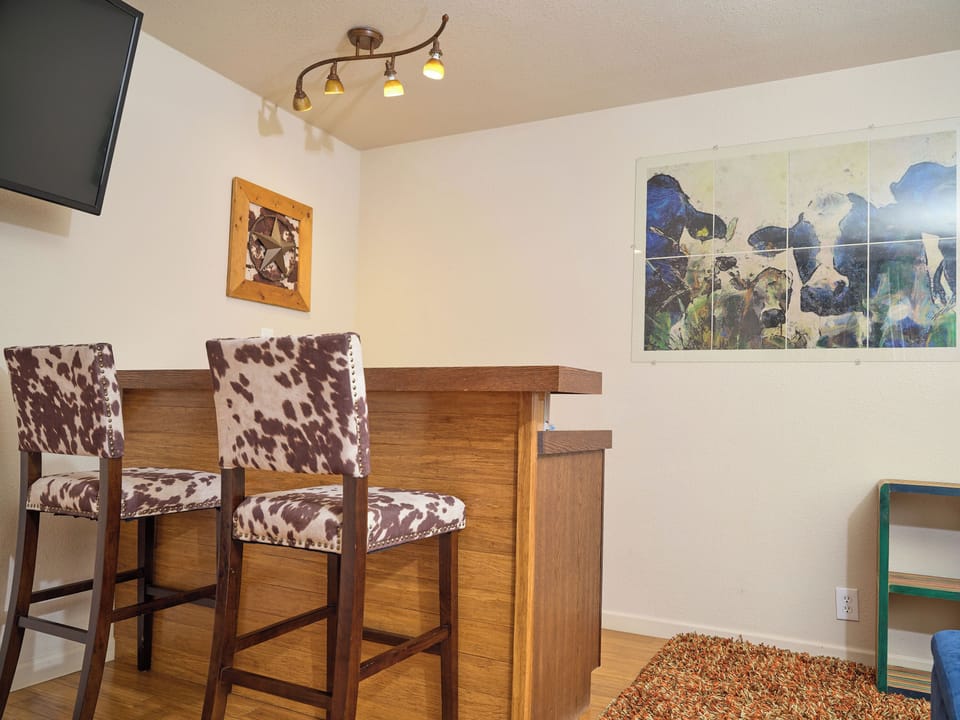 Suite, 1 Queen Bed, Courtyard Area | Free WiFi, bed sheets