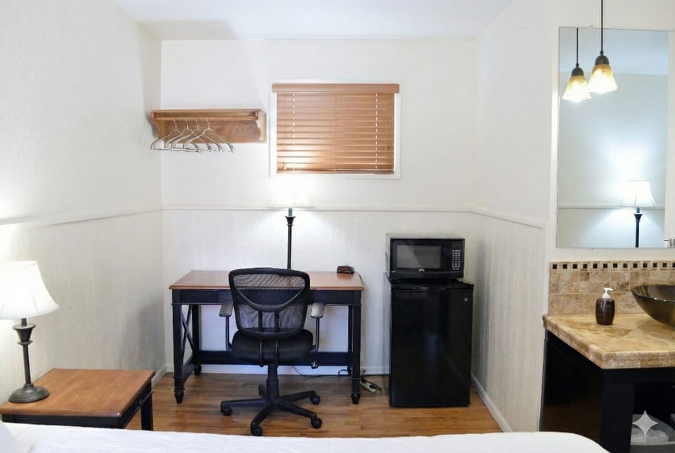 Single Room, 1 Queen Bed, Courtyard Area | Free WiFi, bed sheets
