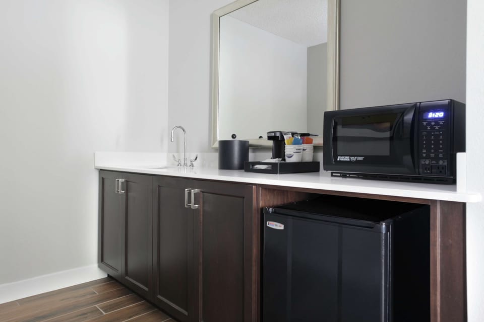 Room, 1 King Bed, Refrigerator & Microwave (Wet bar) | Private kitchen | Mini-fridge, microwave, coffee/tea maker