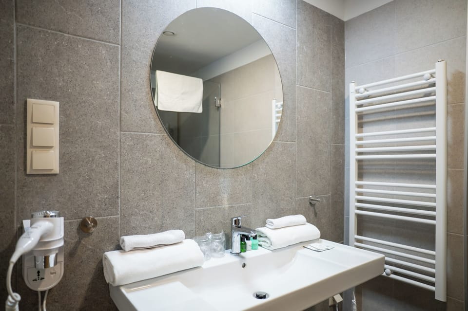 Apartment | Bathroom | Shower, rainfall showerhead, free toiletries, hair dryer