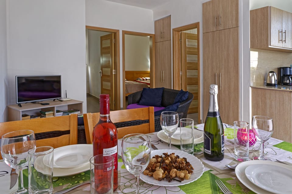 Deluxe Apartment, 2 Bedrooms | In-room dining