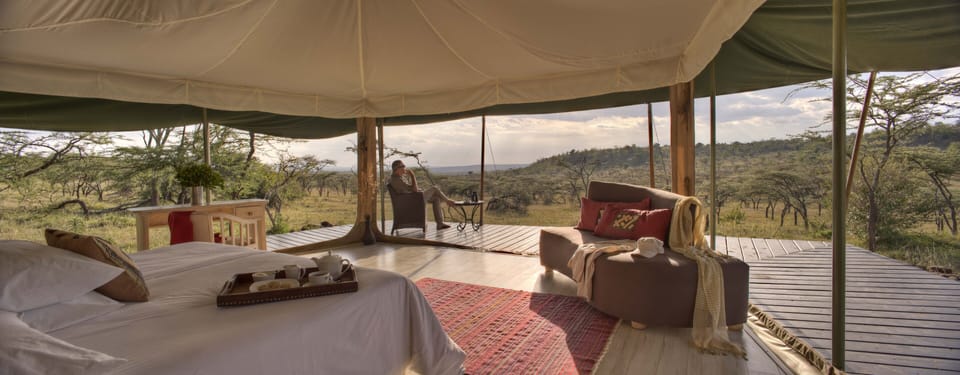 Luxury Tent | Desk, bed sheets