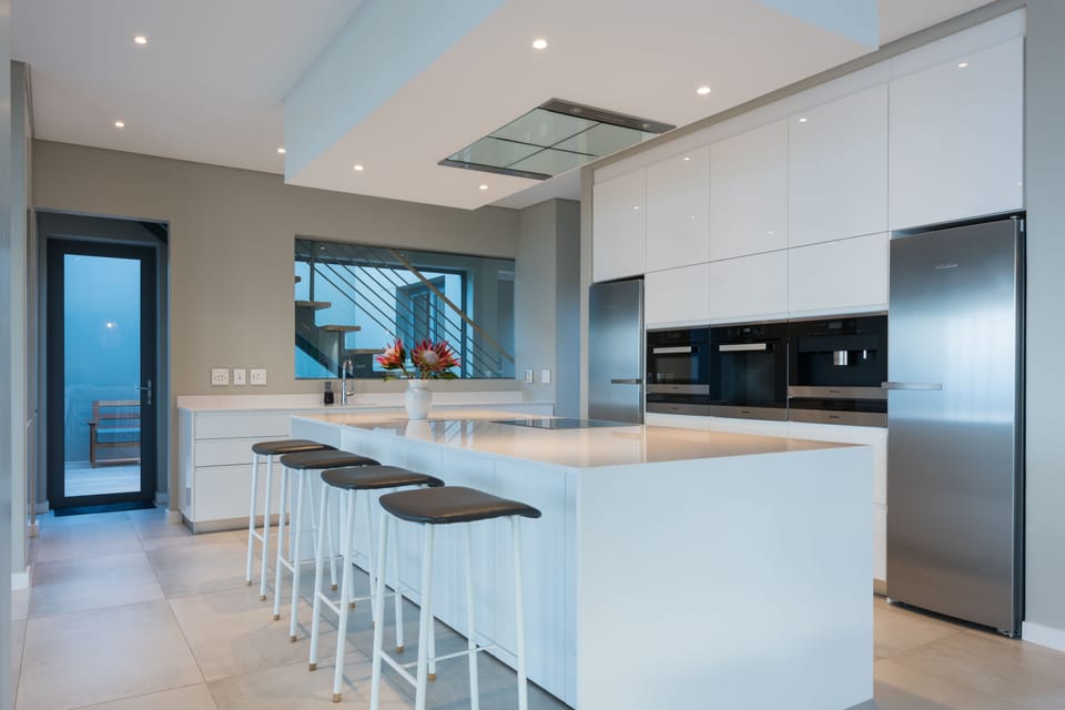 Full-size fridge, oven, stovetop, dishwasher