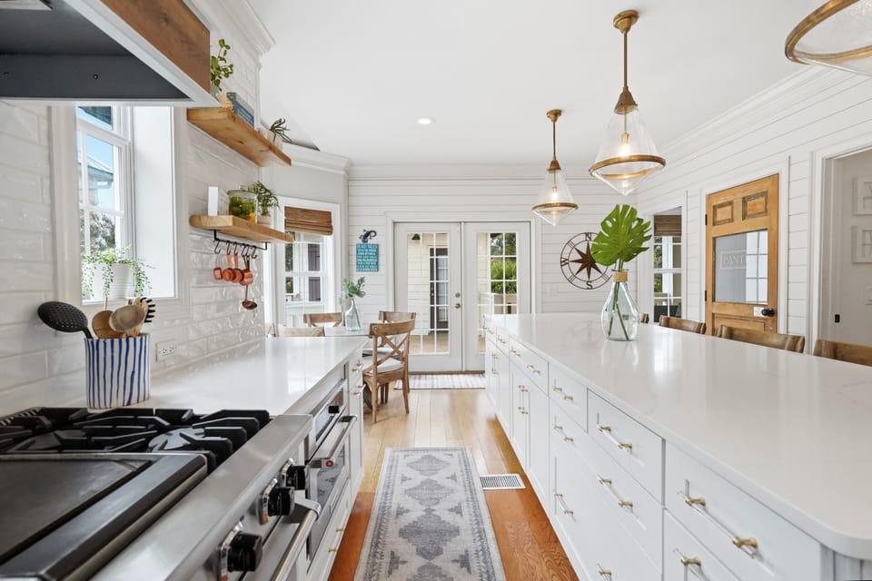 House, 5 Bedrooms | Private kitchen | Fridge, microwave, oven, coffee/tea maker