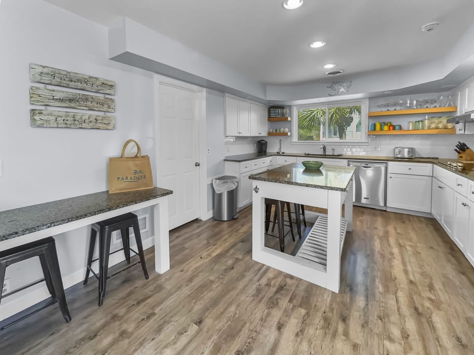 House, 4 Bedrooms | Private kitchen | Fridge, microwave, oven, coffee/tea maker