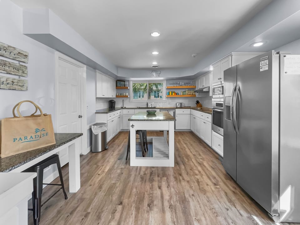 House, 4 Bedrooms | Private kitchen | Fridge, microwave, oven, coffee/tea maker