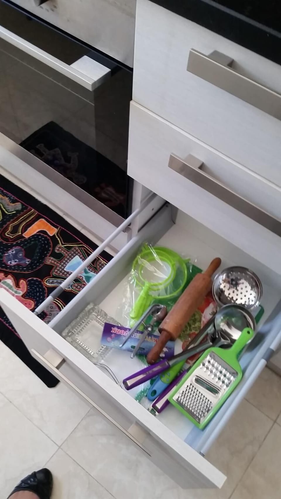 Full-size fridge, microwave, oven, stovetop