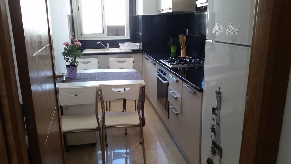 Full-size fridge, microwave, oven, stovetop