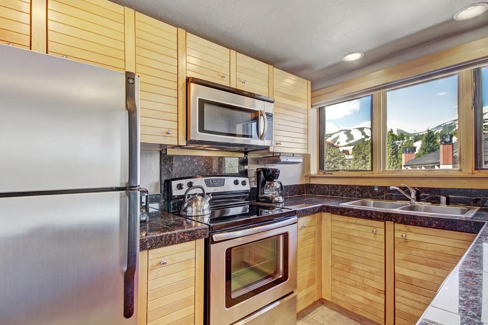 Studio | Private kitchen | Full-size fridge, microwave, oven, stovetop