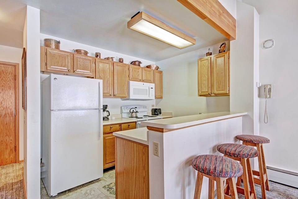 Studio | Private kitchen | Full-size fridge, microwave, oven, stovetop