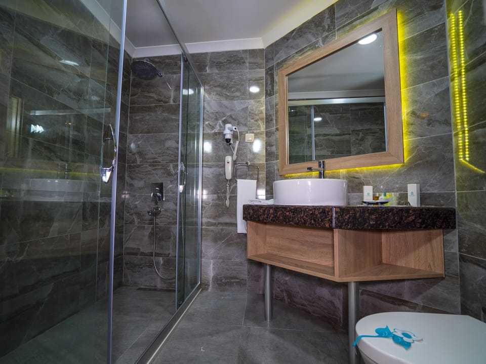 Standard Double or Twin Room, 1 Double or 2 Twin Beds, Sea View | Bathroom | Bathtub, slippers, towels