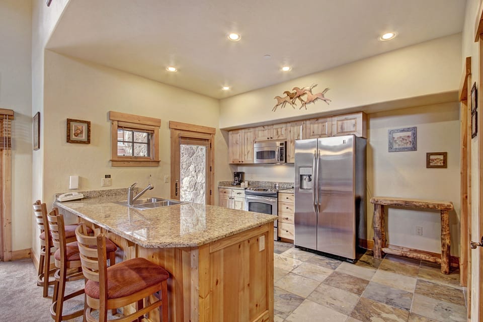Townhome, 3 Bedrooms | Private kitchen | Full-size fridge, microwave, oven, stovetop