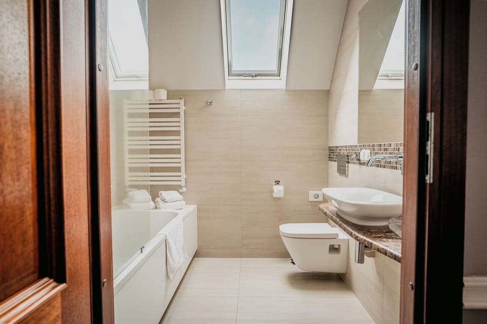 Comfort Double Room | Bathroom | Free toiletries, hair dryer, slippers, towels