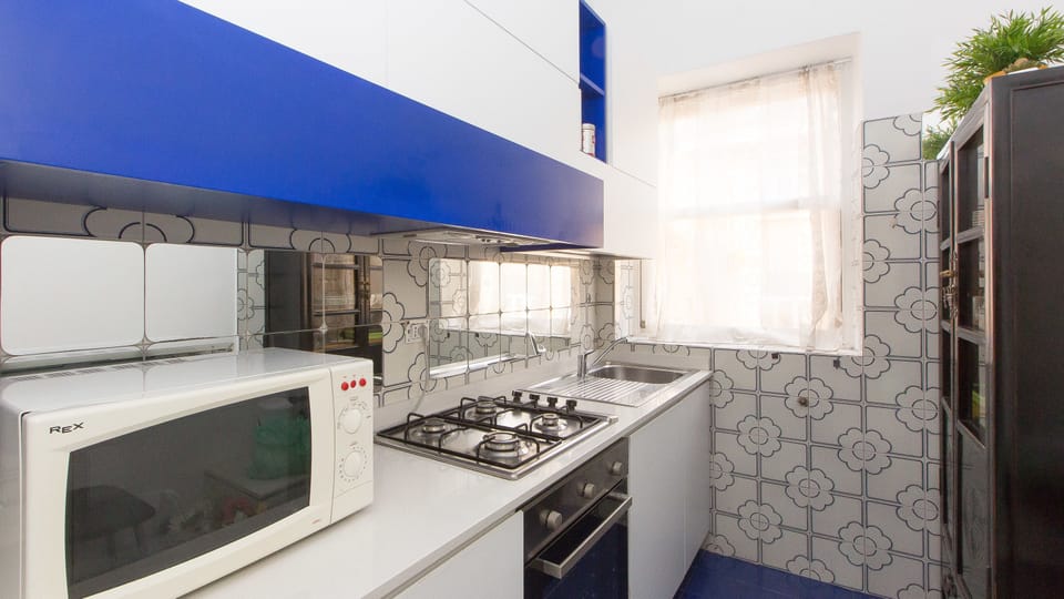Apartment, 2 Bedrooms | Microwave