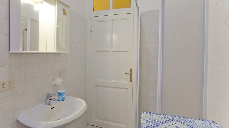 Apartment, 3 Bedrooms | Bathroom | Shower, hair dryer, bidet, towels