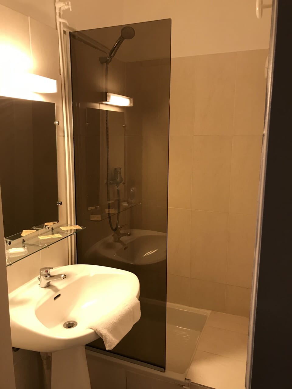 Standard Double Room | Bathroom shower