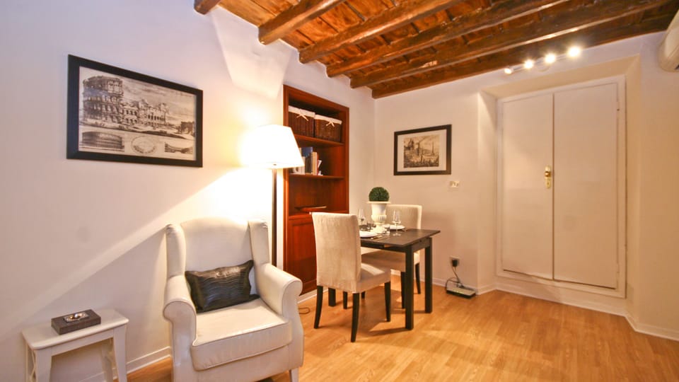Studio | Living area | Flat-screen TV, DVD player