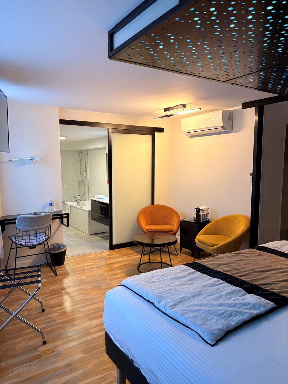 Chambre Double Supérieure | In-room safe, individually decorated, individually furnished, desk