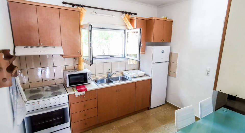 Superior Apartment, 2 Bedrooms, 2 Bathrooms | Private kitchen | Fridge, coffee/tea maker, electric kettle