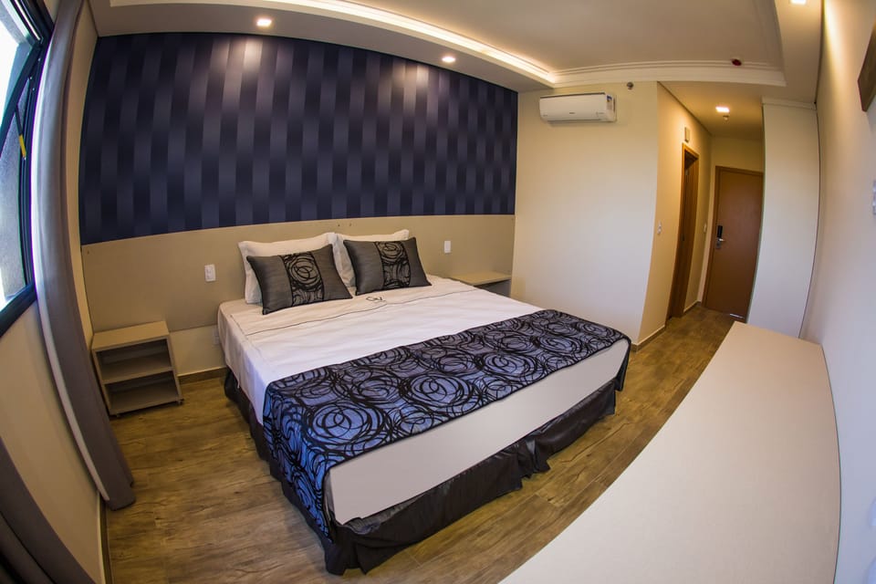 Deluxe Single Room | Minibar, in-room safe, desk, blackout drapes