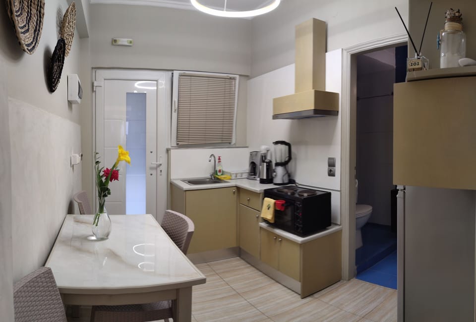 Full-size fridge, microwave, oven, stovetop