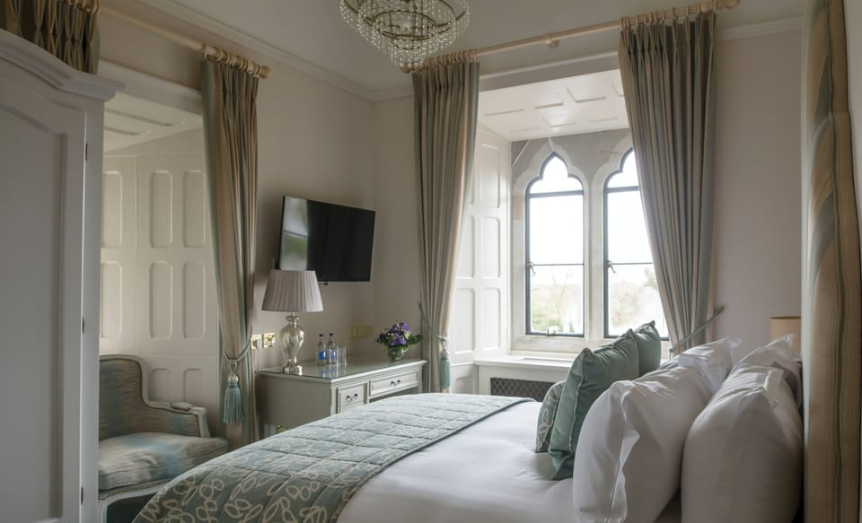 Deluxe Castle Bedroom | In-room safe, individually decorated, individually furnished, desk