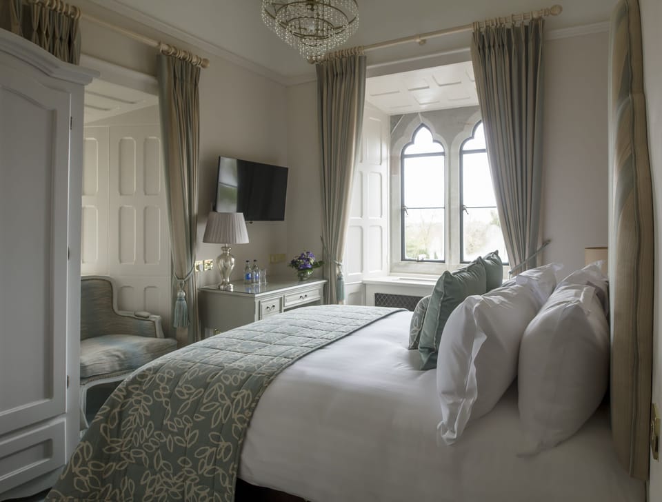 Deluxe Castle Bedroom | In-room safe, desk, blackout drapes, soundproofing