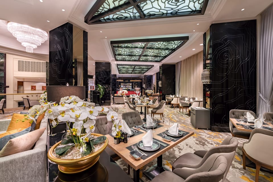 6 restaurants; breakfast, lunch, and dinner served