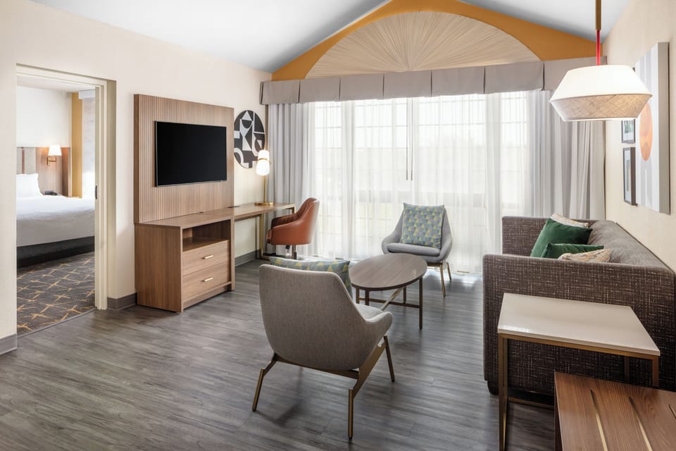 Suite, 1 Bedroom (Wet Bar) | Premium bedding, desk, iron/ironing board, cribs (free)