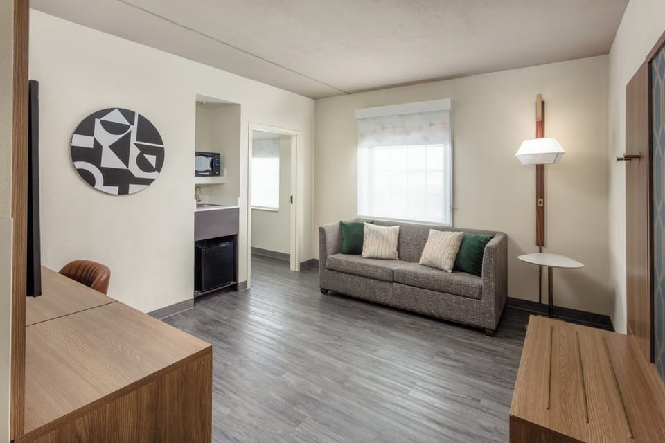 Suite, 1 Bedroom | Premium bedding, desk, iron/ironing board, cribs (free)