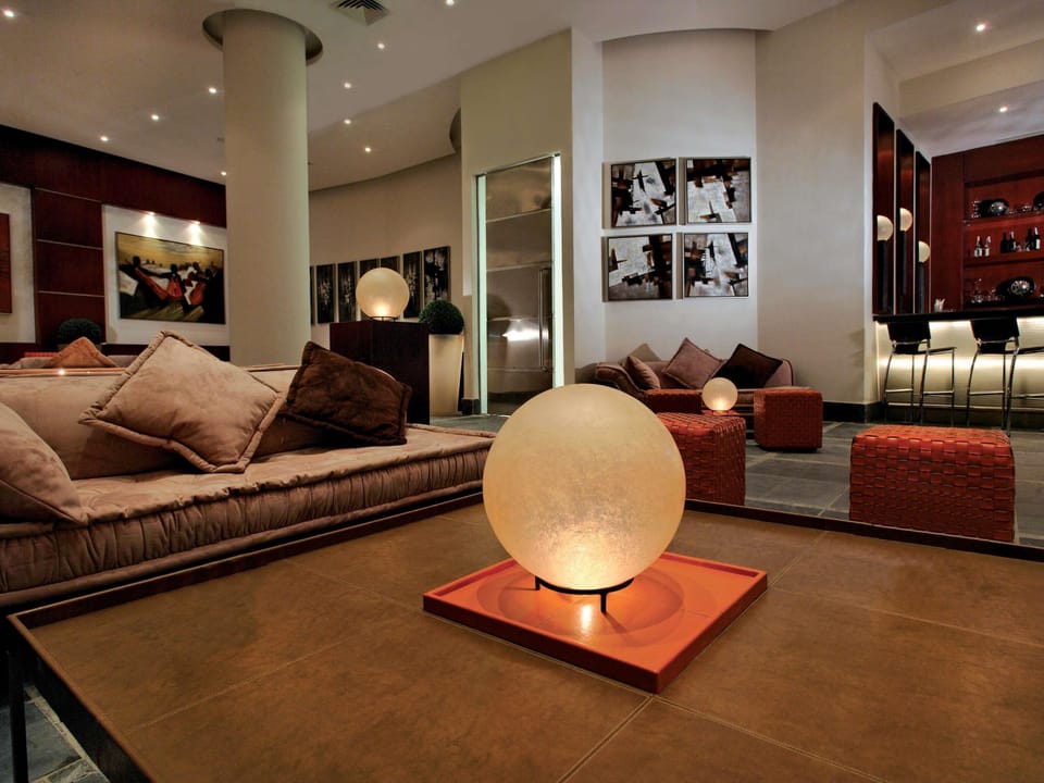 2 bars/lounges, poolside bar