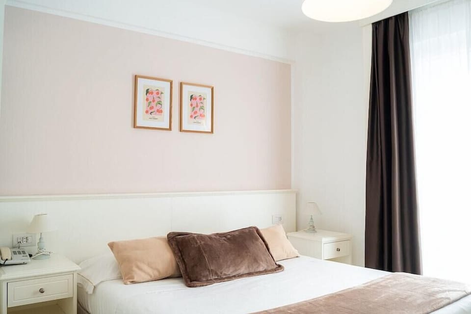 Cribs/infant beds