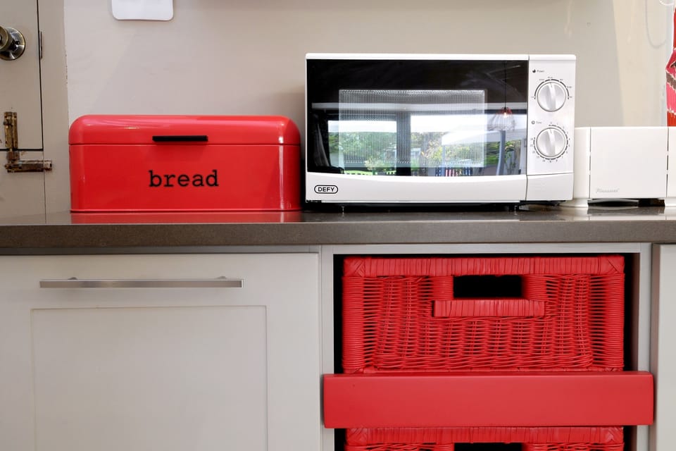 Ocean Breeze - Whole House  | Private kitchen | Full-size fridge, microwave, oven, stovetop