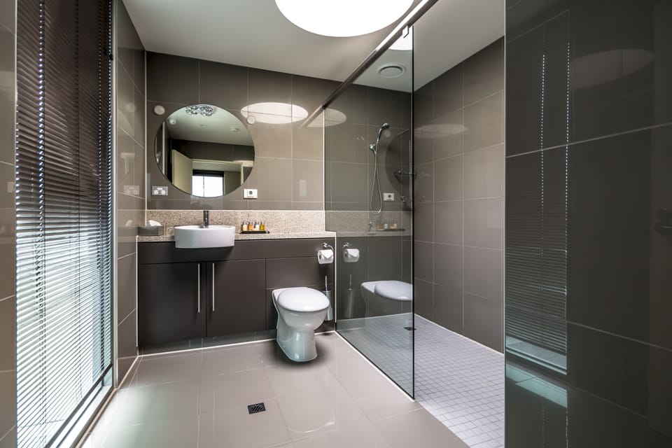 Two Bedroom Penthouse - Harbour View | Bathroom | Shower, free toiletries, hair dryer, towels