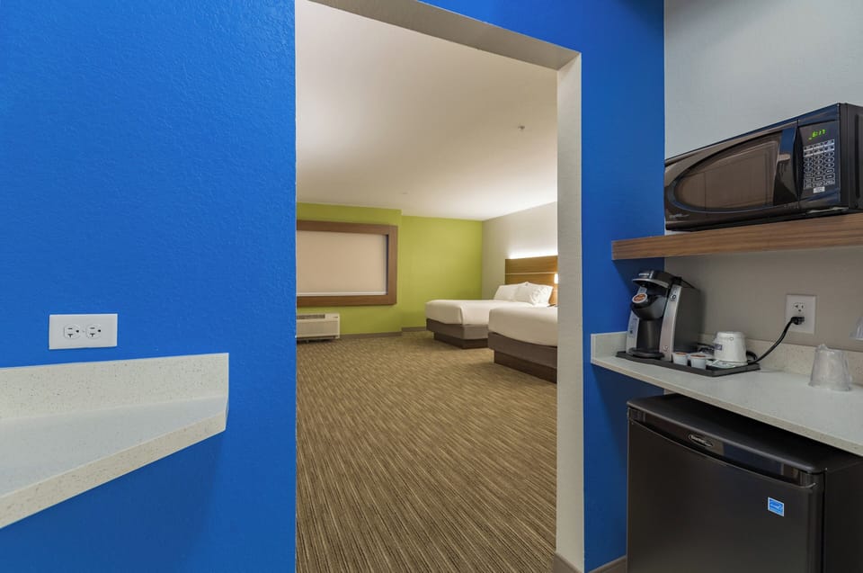 Premium bedding, in-room safe, desk, laptop workspace