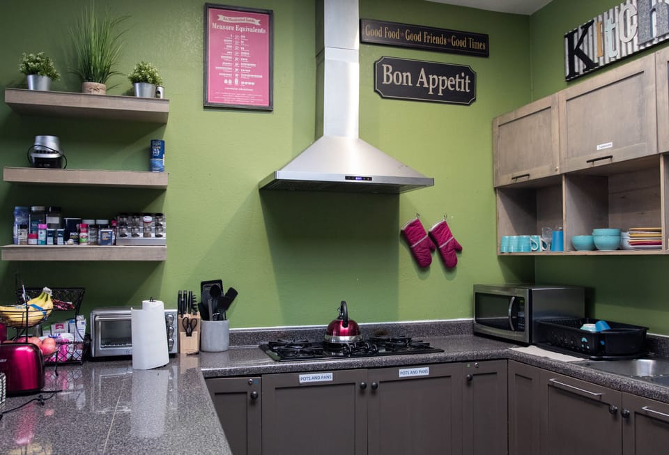Full-size fridge, microwave, oven, stovetop