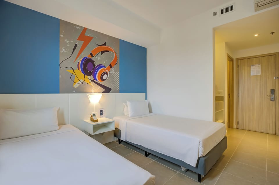 Standard Twin Room | Minibar, in-room safe, desk, blackout drapes