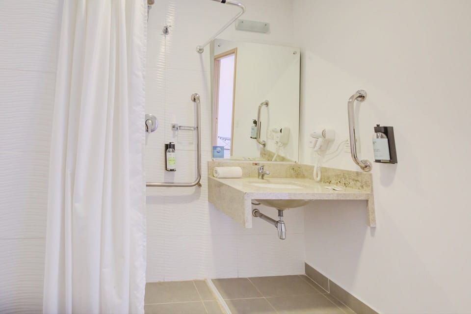Quarto Casal Standard Adaptado | Bathroom | Shower, free toiletries, hair dryer, towels