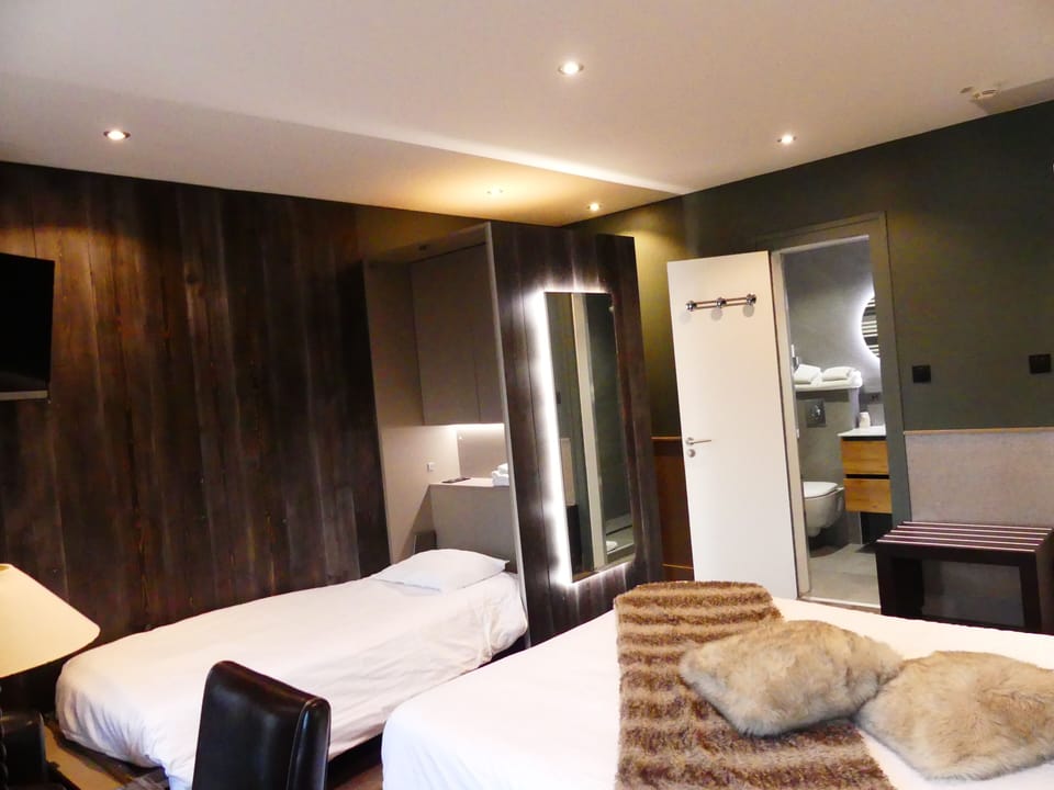 Family Room | In-room safe, desk, soundproofing, free WiFi