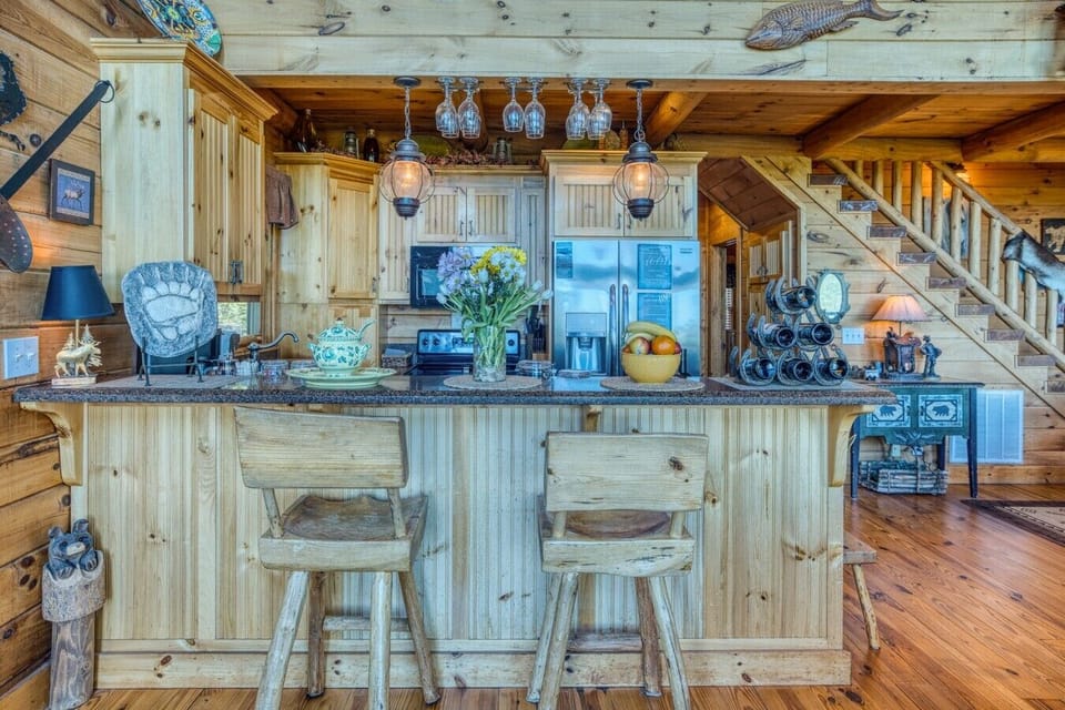 Breakfast Bar with custom log Bar Stools