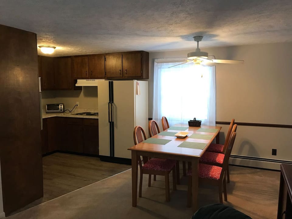 Dining Room, seats 6+