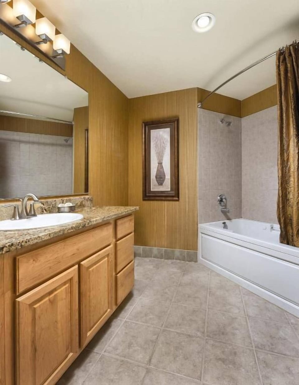Combined shower/tub, free toiletries, hair dryer, towels